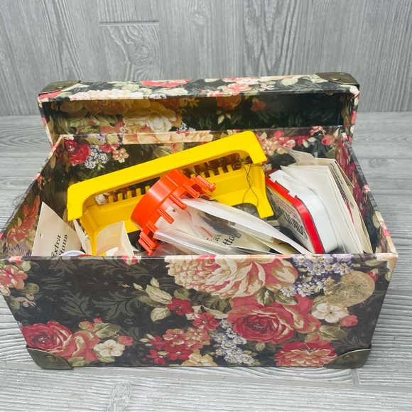 Random box sewing notions needles, looms, buttons, thread ,sewing machine parts - Picture 2 of 11